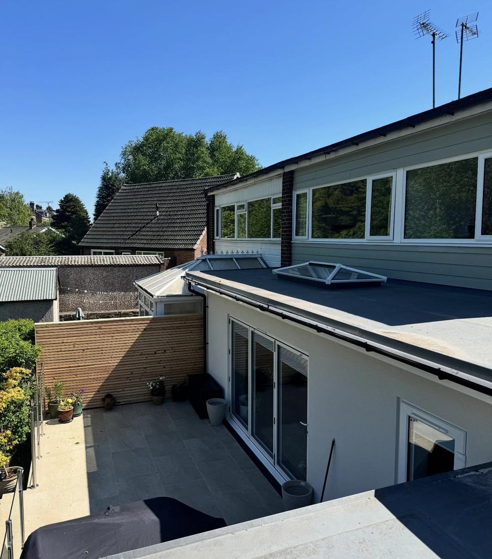 Flat roof with a roof lantern above a porcelain patio